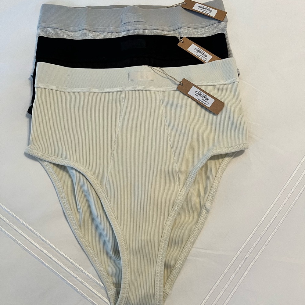 SKIMS cotton high waste ribbed brief panties. Size SMALL